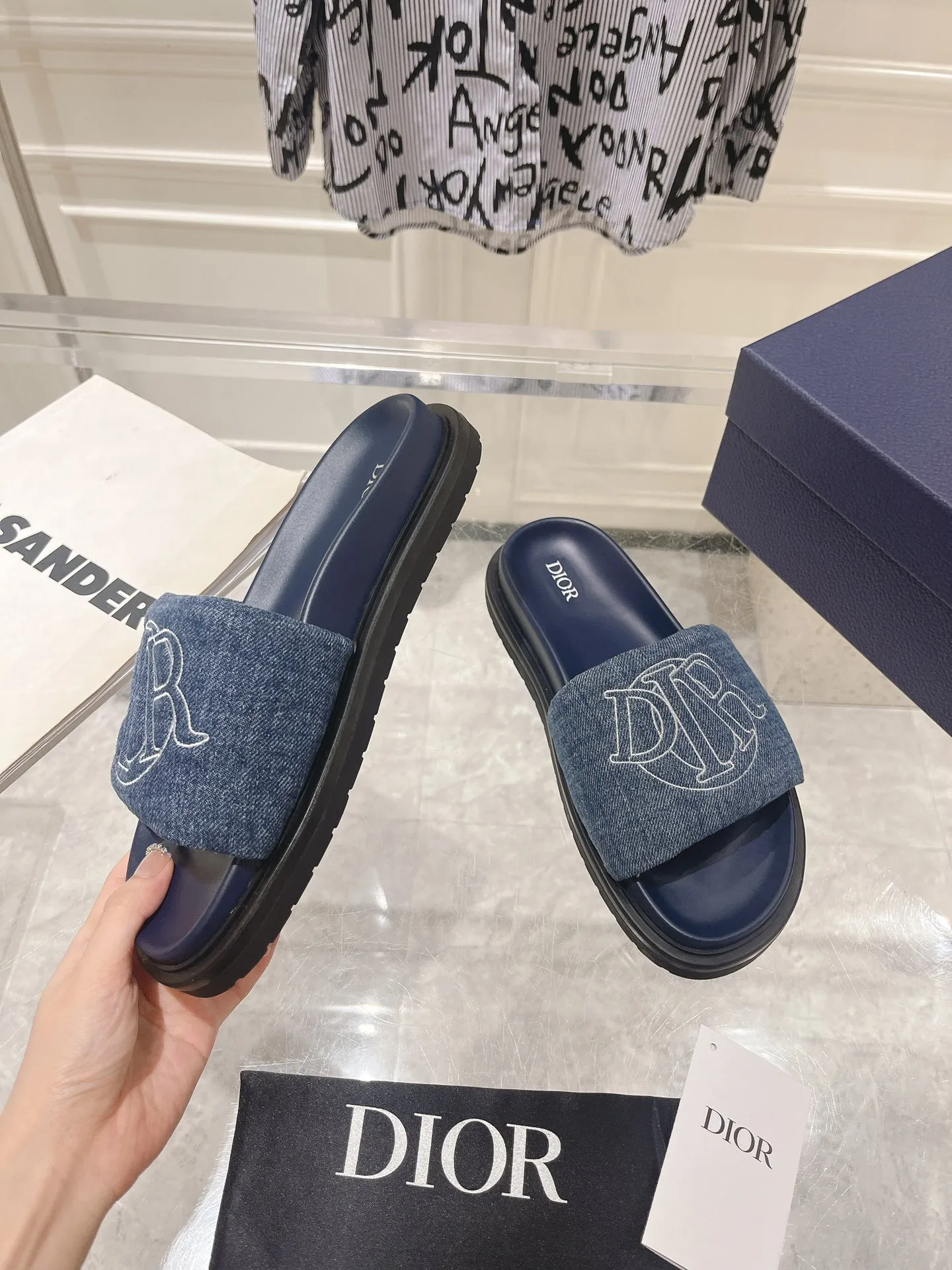 👟👟Ex-factory price 420👟👟 #Men's top version 𝐃𝐈𝐎𝐑# Dior's new men's summer slippers 🔥Purchase the original development Alias ​​sandals are new products in 2024. They are a leisurely and exquisite work. The upper is made of imported denim ➕ calfskin 🔥 Original molded rubber outsole provides the best comfort 🔥 ✔️Size: #38-46